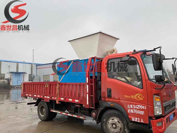 貴州單軸撕碎機裝車完畢，發(fā)貨